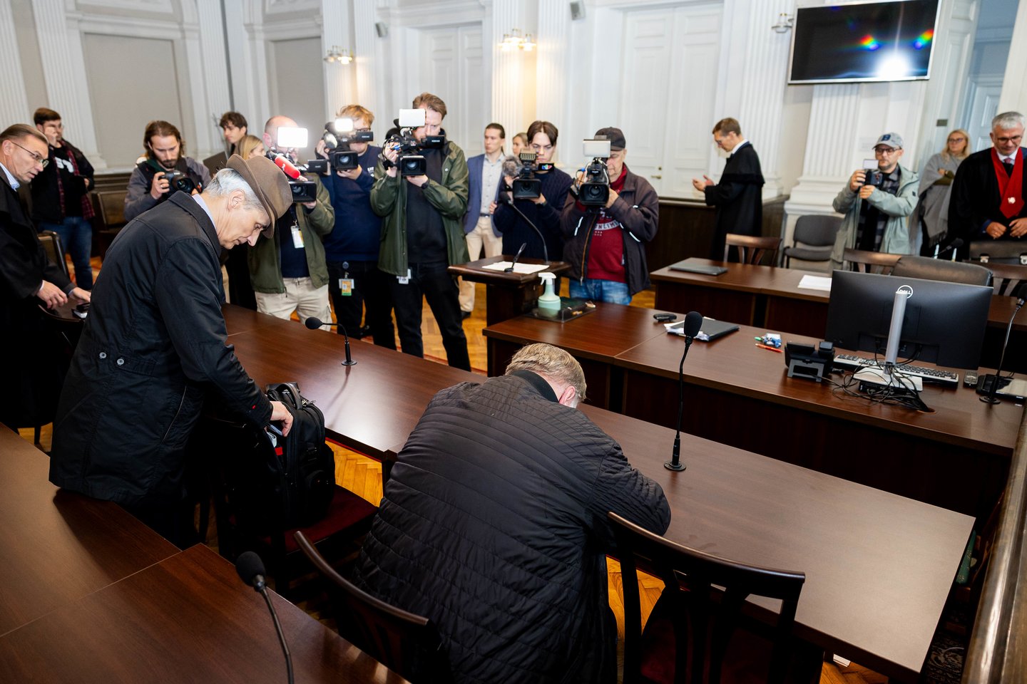 Į Vilniaus apygardos teismą ketvirtadienį po pietų atvyko seksualiniais nusikaltimais prieš vaikus kaltinamas kunigas Tadas Švedavičius.<br>Ž. Gedvilos/ELTA nuotr.