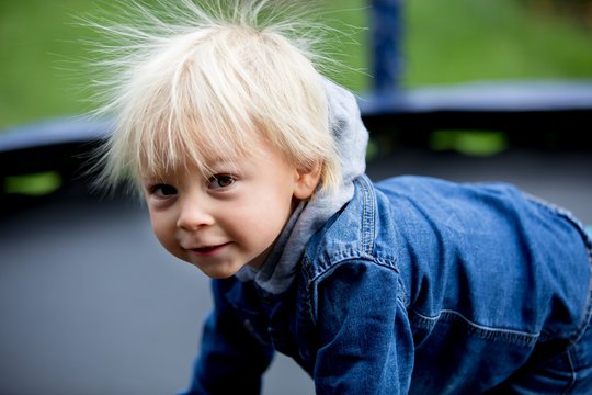 Iš šviesiaplaukio – į brunetą: kodėl su amžiumi staiga patamsėja vaikų plaukai?