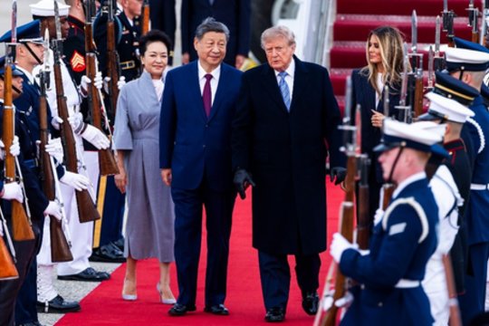 Xi Jinpingui – raudonas kilimas ir D. Trumpo pasitikimas: daug dėmesio skirs prekybos nesutarimams