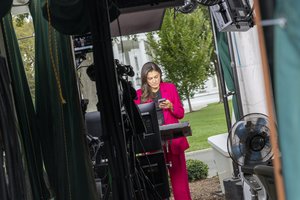 CNN, „MS NOW“ ir „Politico“ teigia, kad žurnalistams vis dar draudžiama patekti į Baltuosius rūmus