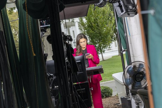 CNN, „MS NOW“ ir „Politico“ teigia, kad žurnalistams vis dar draudžiama patekti į Baltuosius rūmus