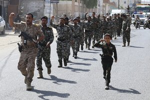 Husiai skelbia paleidę dešimtis raketų ir dronų į Saudo Arabiją