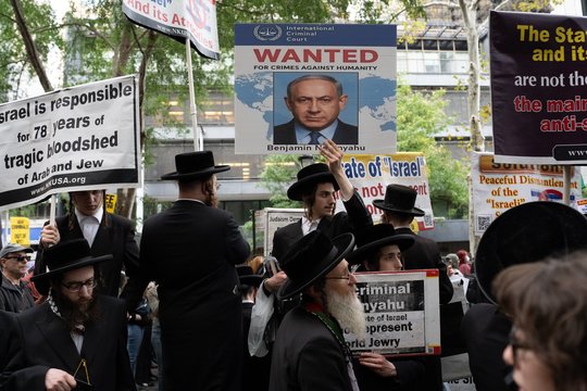 B. Netanyahu kalba JT – palydėta neramumų: dalis delegatų išėjo iš salės, vyko demonstracijos