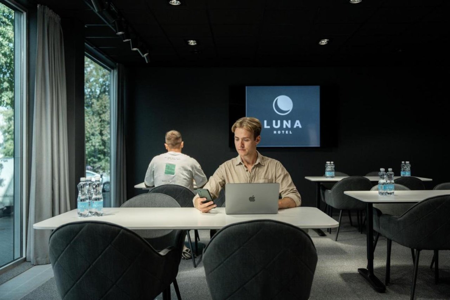 „Luna Hotel“ siūlo modernią, jaukią ir funkcionalią konferencijų salę, pritaikytą įvairaus pobūdžio verslo renginiams.