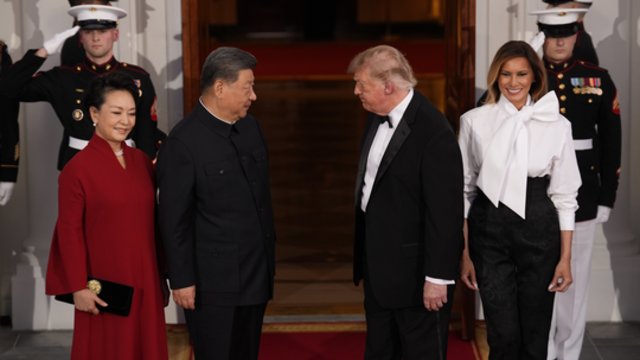 Iškilmingoje vakarienėje – šilti D. Trumpo žodžiai Xi Jinpingui: įteikė ir išskirtinę dovaną