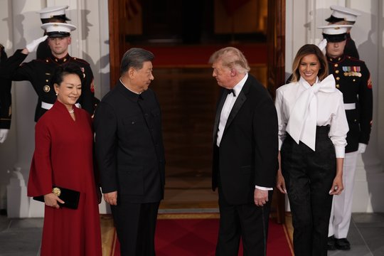 Iškilmingoje vakarienėje – šilti D. Trumpo žodžiai Xi Jinpingui: įteikė ir išskirtinę dovaną