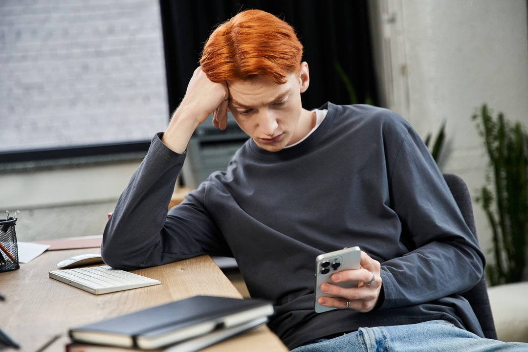 Skaitmeninis detoksas: psichologas įvardijo ženklus, kad metas padėti telefoną į šalį