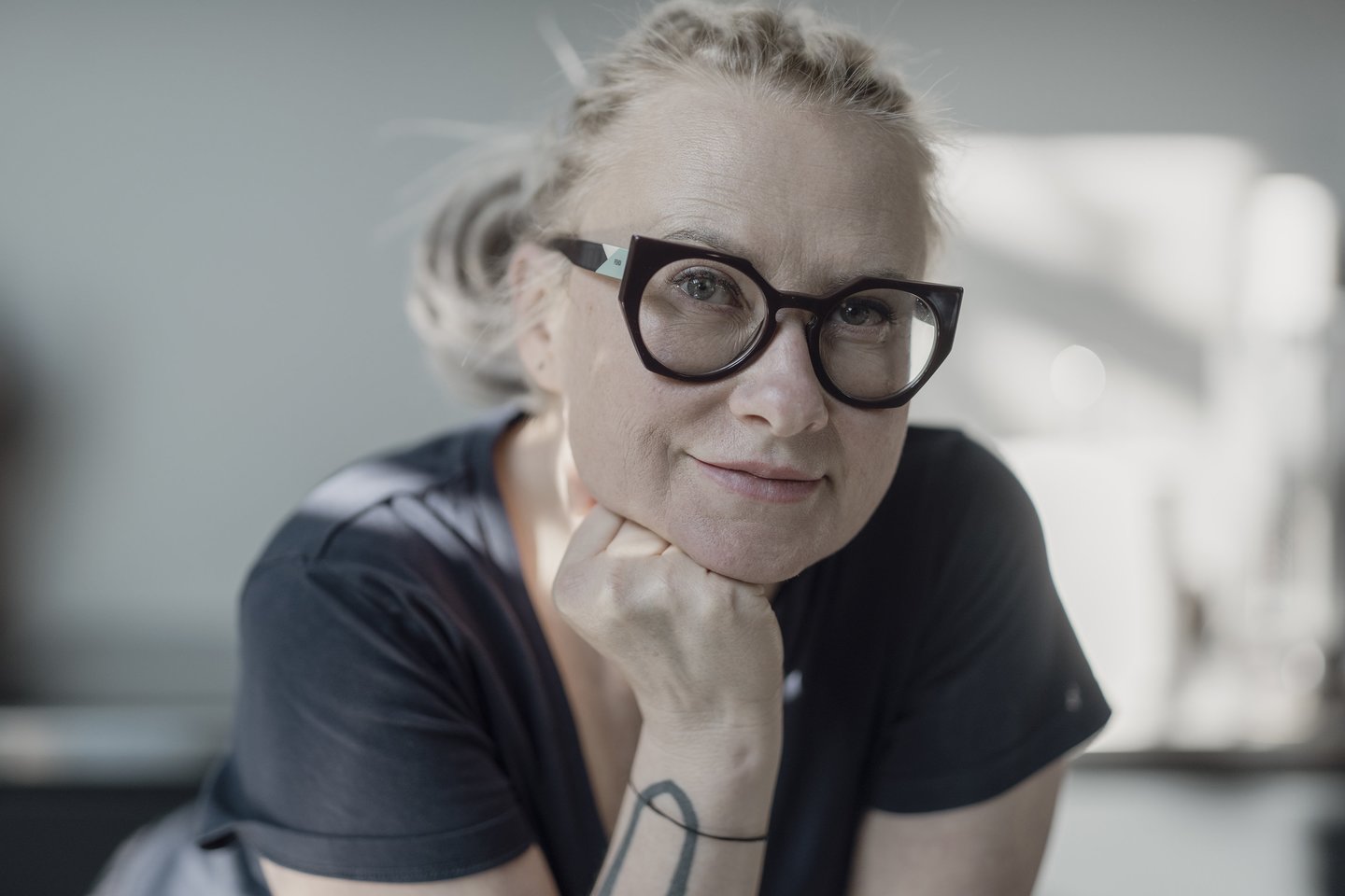 Menininkė Julija Janus, geriausiai žinoma kaip drabužių ir aksesuarų dizainerė bei vietokūros ekspertė, žengia į naują sritį – ką tik knygynų lentynas pasiekė jos pirmasis grožinės literatūros kūrinys „Nematoma ranka“.<br>Petro Saulėno nuotr.