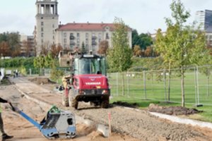 Ir vėl reikia perdarinėti: tik po 6 metų suprato, kad prie tilto reikia ir kelio