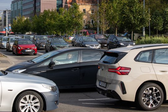 Automobilių rinkoje – sujudimas: pirkėjų elgesys pasikeitė, „Regitra“ fiksuoja išskirtinius skaičius