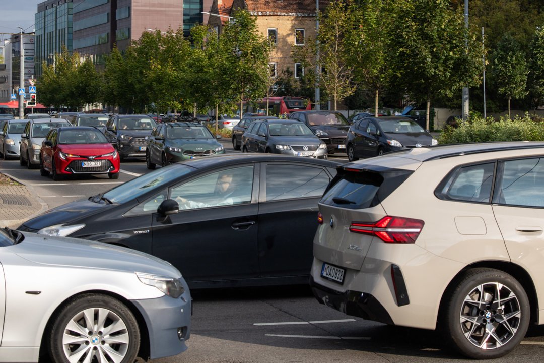 Automobilių rinkoje – sujudimas: pirkėjų elgesys pasikeitė, „Regitra“ fiksuoja išskirtinius skaičius