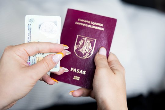 Internete plinta nauja gudrybė – keleiviai pasus vynioja į aliuminio foliją