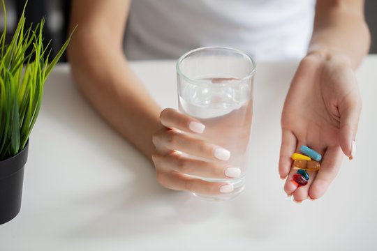 Įspėjo visus, kurie vartoja daugiau nei vieną maisto papildą: nedarykite šios klaidos