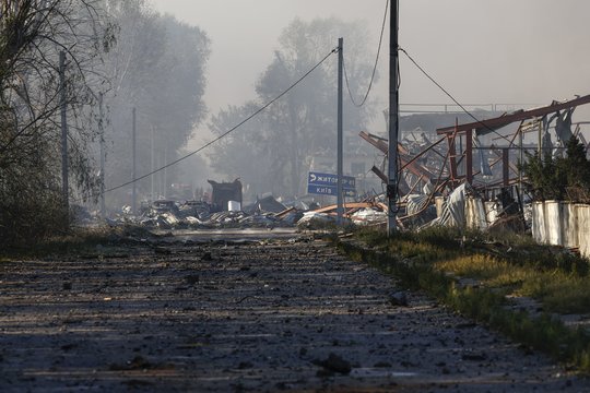 Karas Ukrainoje. Kritišką padėtį čia pripažįsta net Kremlius: į pragaru žemėje virtusį miestą maistą pristatė dronais