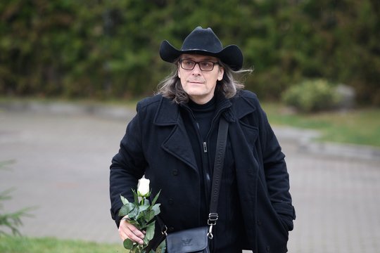 Gintautas Kirkila-Klarkas yra kalbėjęs apie kitą savo profesiją: „Sudėtinga kelis dešimtmečius laikytis ant bangos“