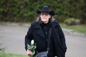 Gintautas Kirkila-Klarkas yra kalbėjęs apie kitą savo profesiją: „Sudėtinga kelis dešimtmečius laikytis ant bangos“