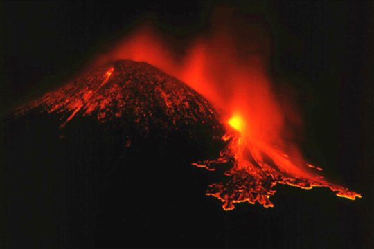 Didžiausias Sicilijos oro uostas – uždarytas: grėsmę vėl kelia Etna