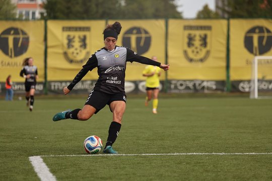 Šiaulių moterų futbolo klubų derbyje – solidi Lietuvos čempionių pergalė