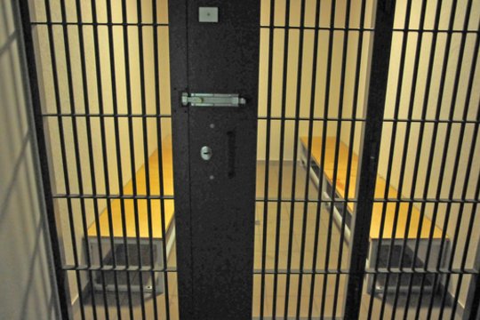 Klaipėdoje girtas vyras sumušė moterį, Vilkaviškio rajone į areštinę pateko vyrą prilupusi girta moteris