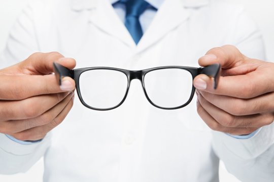Prancūzijoje atskleistas didelio masto sukčiavimas oftalmologų ir optikos kabinetuose – prieš teismą stos 22 įtariamieji