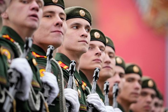 Važiuoji į statybas, atsiduri fronte: rusų reklamose – pažadai „pakeisti gyvenimą“