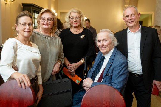 Filharmonijos publika ir atlikėjai nusilenkė jubiliejų mininčiam maestro Juozui Domarkui