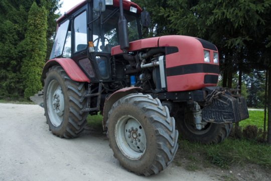 Telšių rajone vagių grobiu tapo traktorius – žala siekia 25 000 eurų