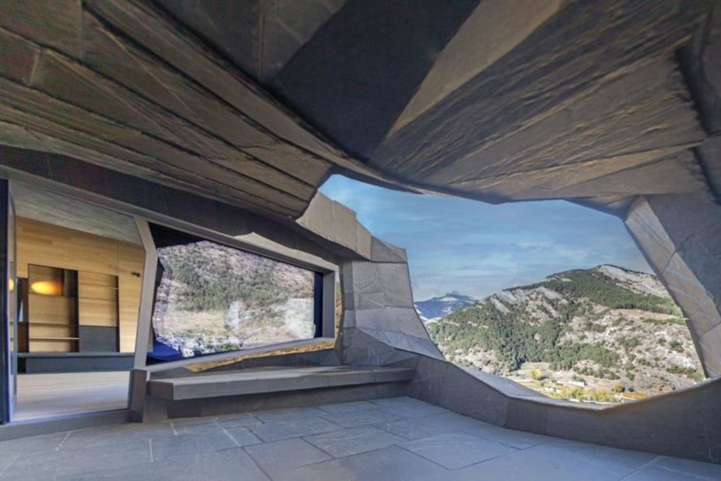Iškirtinio komplekso architektas – Pritzkerio architektūros premijos laureatas J. Nouvelis, jam talkino ispanų architektų biuras „Ribas & Ribas Arquitectos“.<br>„Ateliers Jean Nouvel“ nuotr.