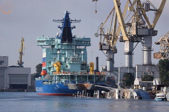Milijonai į dugną: iš Nevos pagaliau iškeltas Rusijos laivas gali sulaukti liūdnos pabaigos
