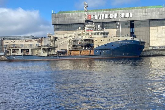 Milijonai į dugną: iš Nevos pagaliau iškeltas Rusijos laivas gali sulaukti liūdnos pabaigos
