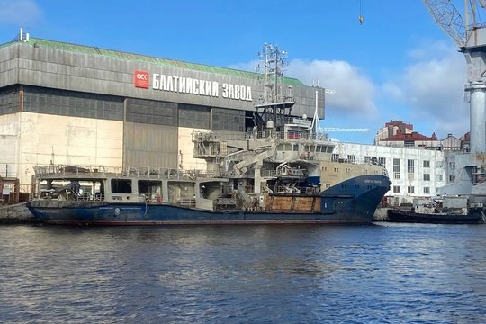 Milijonai į dugną: iš Nevos pagaliau iškeltas Rusijos laivas gali sulaukti liūdnos pabaigos