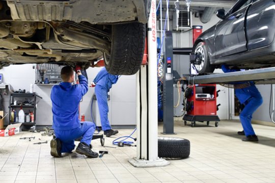 Vairuotojams – svarbus priminimas: šiuos automobilio trūkumus rudenį geriau pastebėti laiku