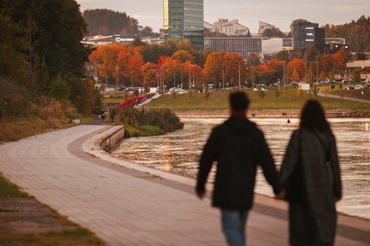Šiltesni orai sugrįžo kartu su krituliais: ką atneš prasidėjusi savaitė