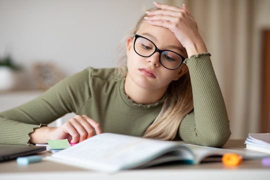 Kodėl vaikams sunku mokytis? Kaip atskirti, kada vaikui reikia tėvų pagalbos, o kada ji ima trukdyti