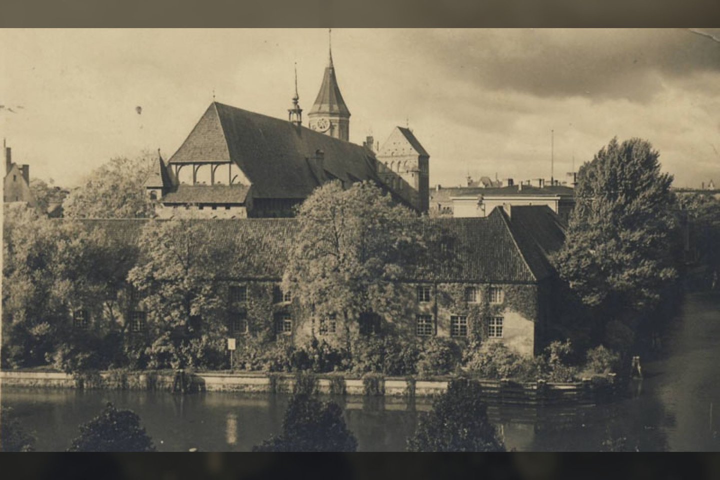 Senieji Karaliaučiaus universiteto rūmai, įamžinti XX a. pirmosios pusės nuotraukoje. Šiame pastate ilgus dešimtmečius veikė Lietuvių kalbos seminaras.<br> Wikimedia commons.