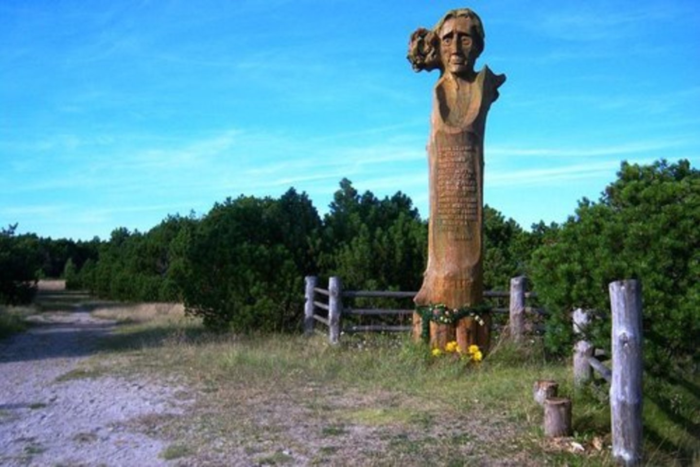 L. Rėzos paminklas Pervalkoje.<br> Wikimedia commons.