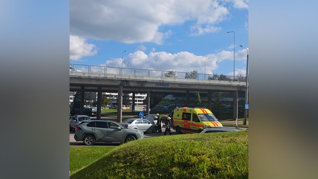 Vaizdai iš įvykio vietos: Vilniuje susidūrė motociklas ir du lengvieji automobiliai