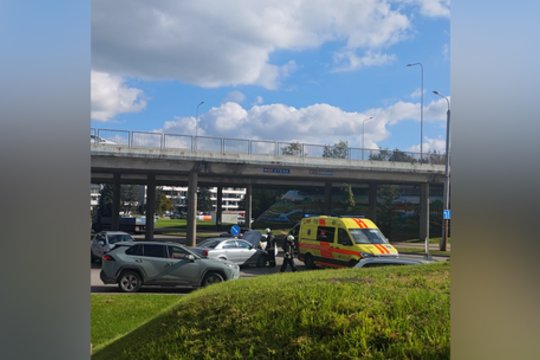 Vaizdai iš įvykio vietos: Vilniuje susidūrė motociklas ir du lengvieji automobiliai