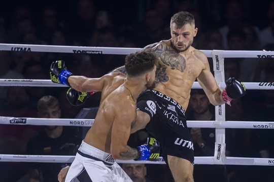 Sergejus Maslobojevas UTMA ringe kovojo ne tik už save: ant kovotojų aprangų – ypatingas gestas