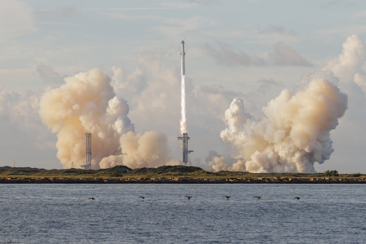 Istorinis „SpaceX“ raketos „Starship“ bandomasis skrydis į Žemės orbitą.<br>ELTA / EPA nuotr.