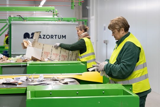 Į tekstilės atliekų perdirbimą investuos 10 mln. eurų: skelbia, ką padarys už tokius pinigus