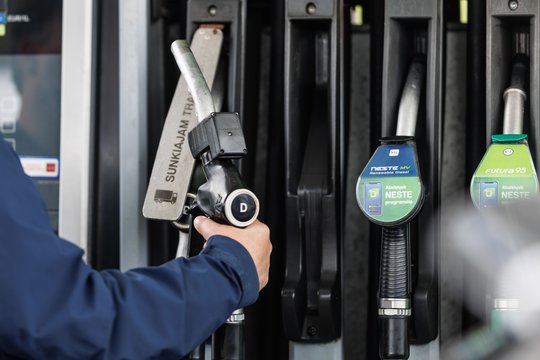Degalų kainoms kylant – naujas valdžios planas: svarstys kelias priemones