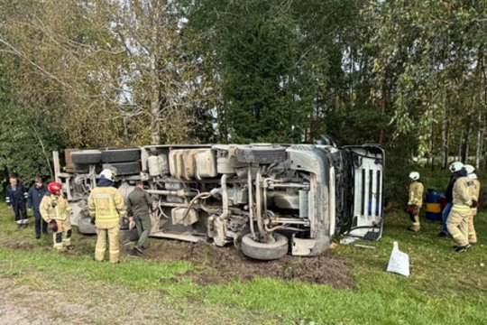 Mažeikių rajone apvirto benzinvežis – įvykio vietoje triūsė ugniagesiai