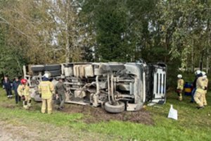 Mažeikių rajone apvirto benzinvežis – įvykio vietoje triūsė ugniagesiai
