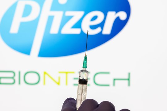 COVID vakcinų bumas baigėsi: „BioNTech“ uždaro tris gamyklas Vokietijoje
