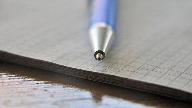 Kas lemia spartų mokslinių darbų rašymo pažeidimų daugėjimą? Kontrolierė gręžiasi į studentus ir DI