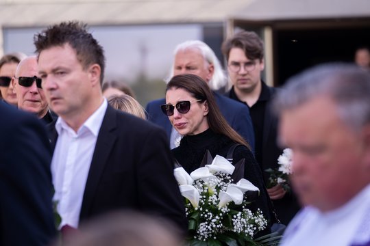 Į paskutinę kelionę išlydėtas Gintautas Kirkila-Klarkas: su ašaromis akyse – ir Laura Supranavičienė