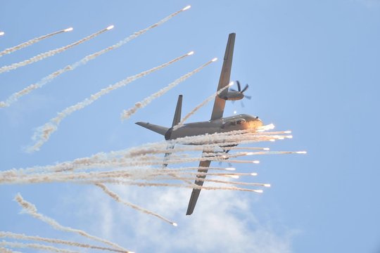 Neišsigąskite šviesų danguje: Lietuvos kariuomenė įspėja apie išskirtinius aviacijos manevrus