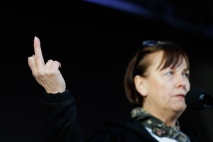 Teismas: administracinė byla R. Miliūtei dėl vidurinio piršto rodymo nutraukta pagrįstai