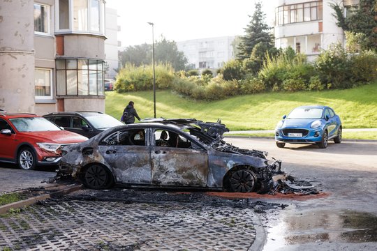 Vaizdai iš nusikaltimo vietos: Vilniuje sudegintas „Mercedes-Benz“, apdegė dar 3 automobiliai